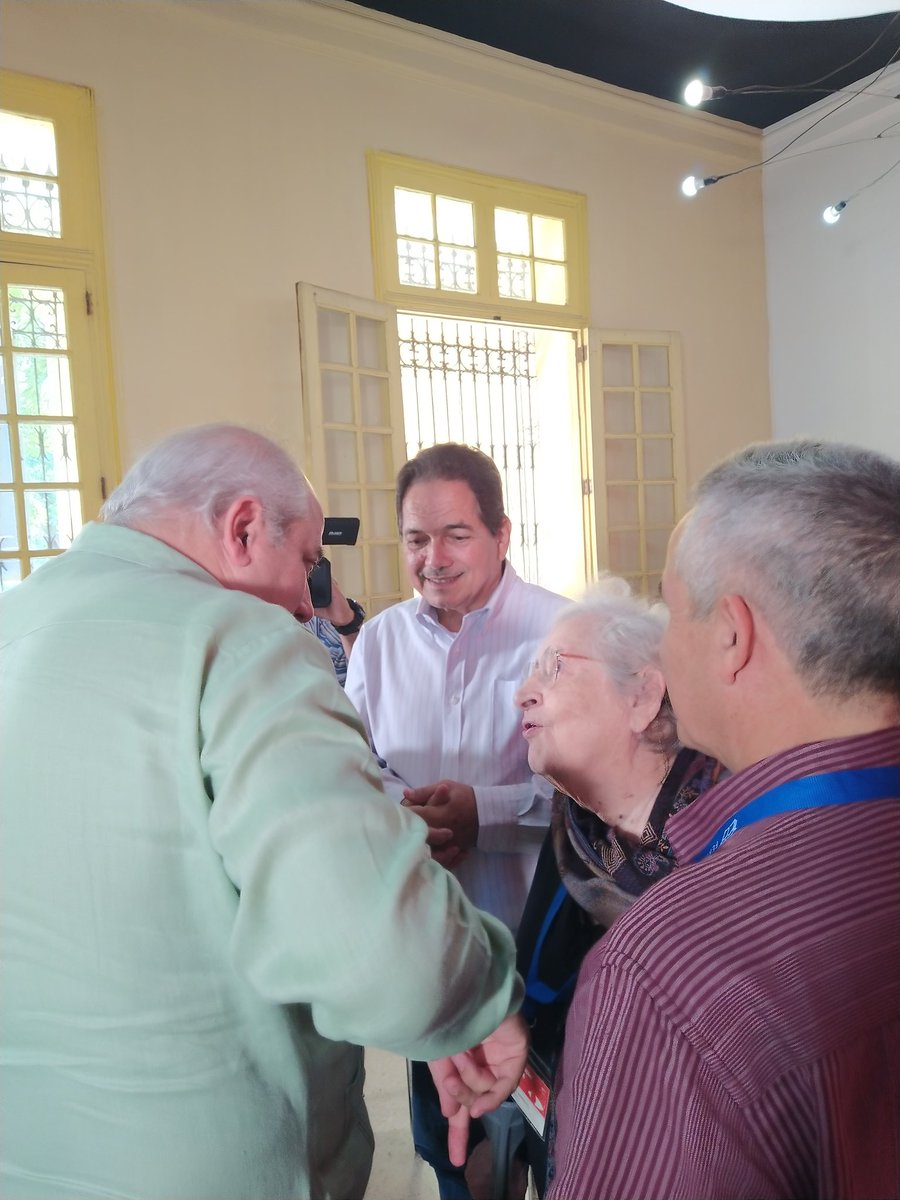 Presentación del extraordinario texto 'Ensayos Americanos',de Isabel Monal.Con este homenaje a la gran maestra cerró el Coloquio de Ciencias Sociales en la Casa del Alba,en ocasión de  #FilH2024.Isabel convoca, deslumbra y nos regala la suerte de su obra y de su vida.