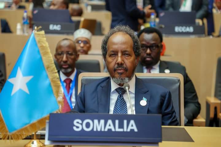 MA_Yusuf_'s tweet image. We Somalis firmly condemn the sneaky guy @AbiyAhmedAli&apos;s act against of our president @HassanSMohamud, which violated diplomatic norms. Regardless our political differences, we Somalis stand united in safeguarding the honor and dignity of our president.

Madaxweynahaagu waa…
