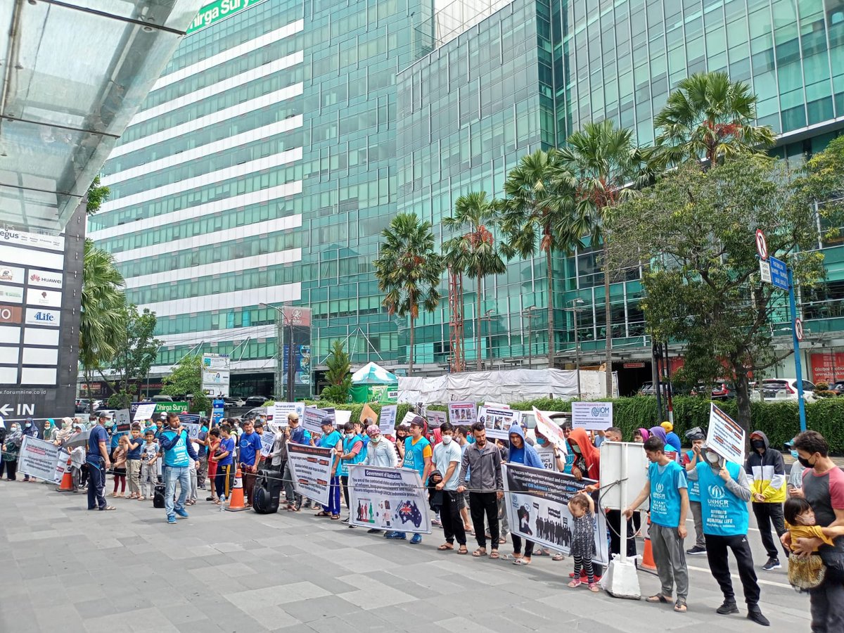 PlayNews13's tweet photo. #End12YearsInLimbo_Indonesia
According to 1951 convention resettlement to the third country is one of the solutions, so please Resettle refugees from Indonesia https://t.co/NGDUqNGQdZ
