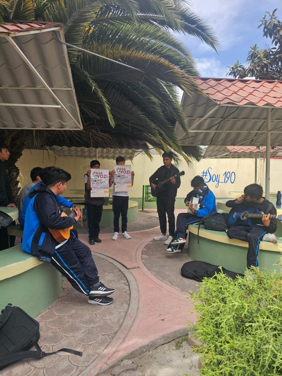 EPO_190's tweet photo. EPO190 realizó taller de guitarra con estudiantes del turno matutino como parte de la campaña "Si Te Drogas, Te dañas". #EstrategiaEnElAulaPrevenciónDeLasAdicciones
@SEDUCedomex
@SEMSedomex
@DGEMSedomex
@dbg_epoem https://t.co/tBG4UpTAKh