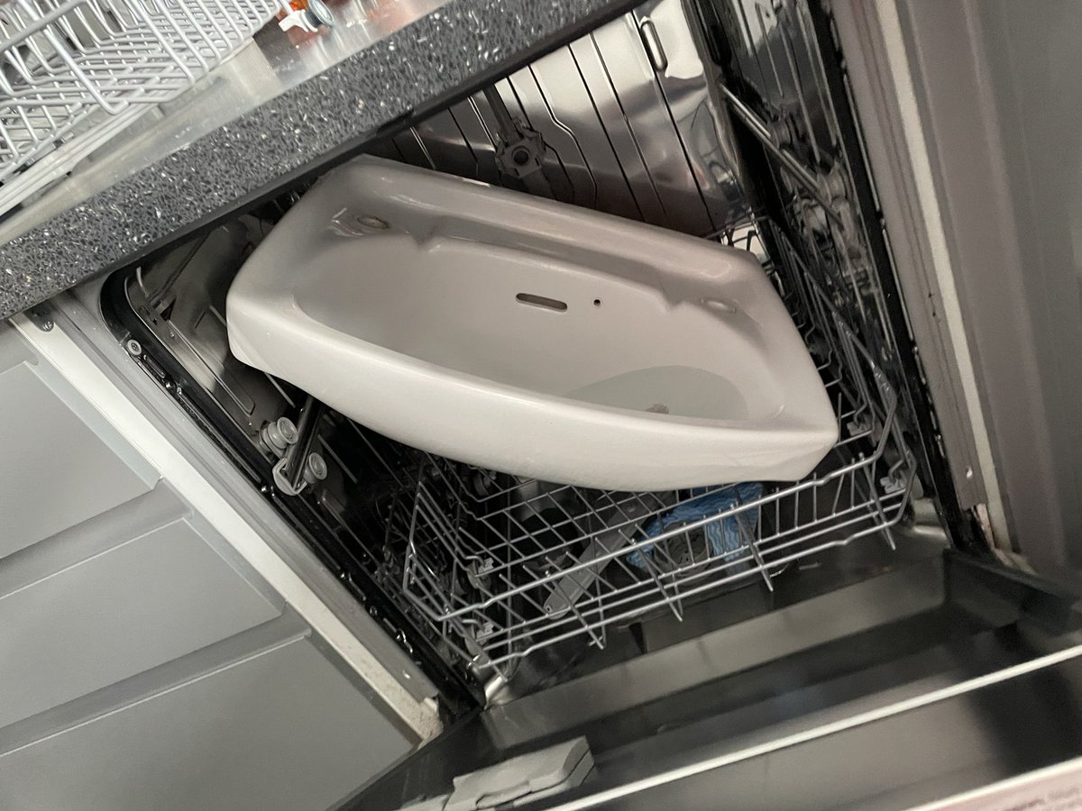 Education_IT's tweet photo. Friend takes cleaning the bathroom a little far? π€£π€£ #UnitFive https://t.co/dqTLR7Z5w2