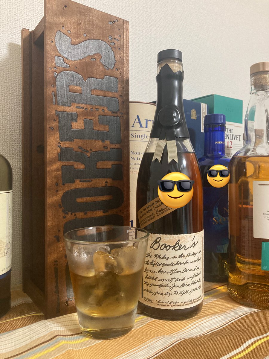 hitsuki214's tweet photo. 今日も1日お疲れ様です😊

ブッカーズ2023

ストレートから始めロックで🥃

濃い甘みを感じつつ後口に渋み
普段あまりバーボンを飲むことはないですが美味しいです😊

途中チョココーティングナッツを食べたら急にゴム感を感じました
チョコの仕業なのかナッツの仕業なのかわかりませんが😅不思議笑 https://t.co/5vm3KFEdzz