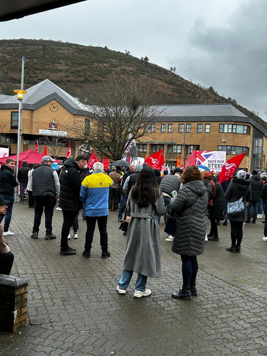 🔩Today hundreds of workers, their families and trade unions marched through Port Talbot against plans by Tata Steel to cut 2,000 jobs at the site. 🤝 People also marched in Newport, where over 100 jobs are at risk. Unions say whole communities will be made poorer by the cuts.