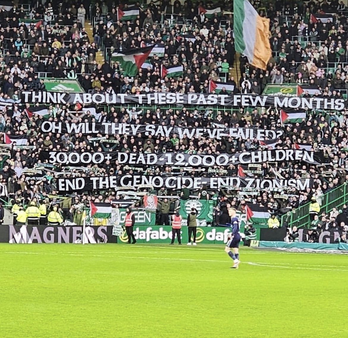 Celtic taraftarları tüm engellemelere rağmen Filistin’e desteğini sürdürüyor. 

"30.000+ ölü, 12.000+ çocuk"

"Soykırımı sonlandırın. Siyonizm'e son verin."