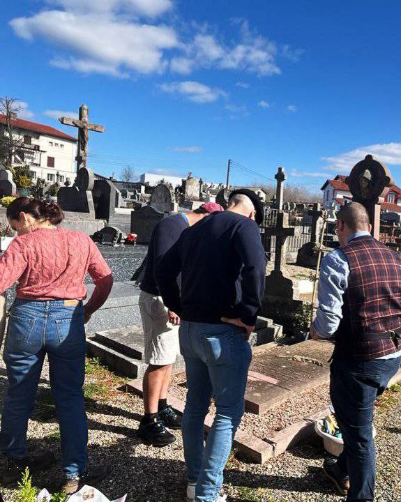 AF__Pau's tweet photo. 🕯Hommage à Maxime Real Del Sarte aujourd'hui à Saint-Jean-de-Luz 

⚜ Nos militants basques se sont rendu sur la tombe du fondateur des camelots du Roi, à l'occasion des 70 ans de sa mort, qu'ils ont nettoyé puis fleuri en son honneur. 

➡️ Toi aussi rejoins tes camarades ! https://t.co/vQ486mtzfI