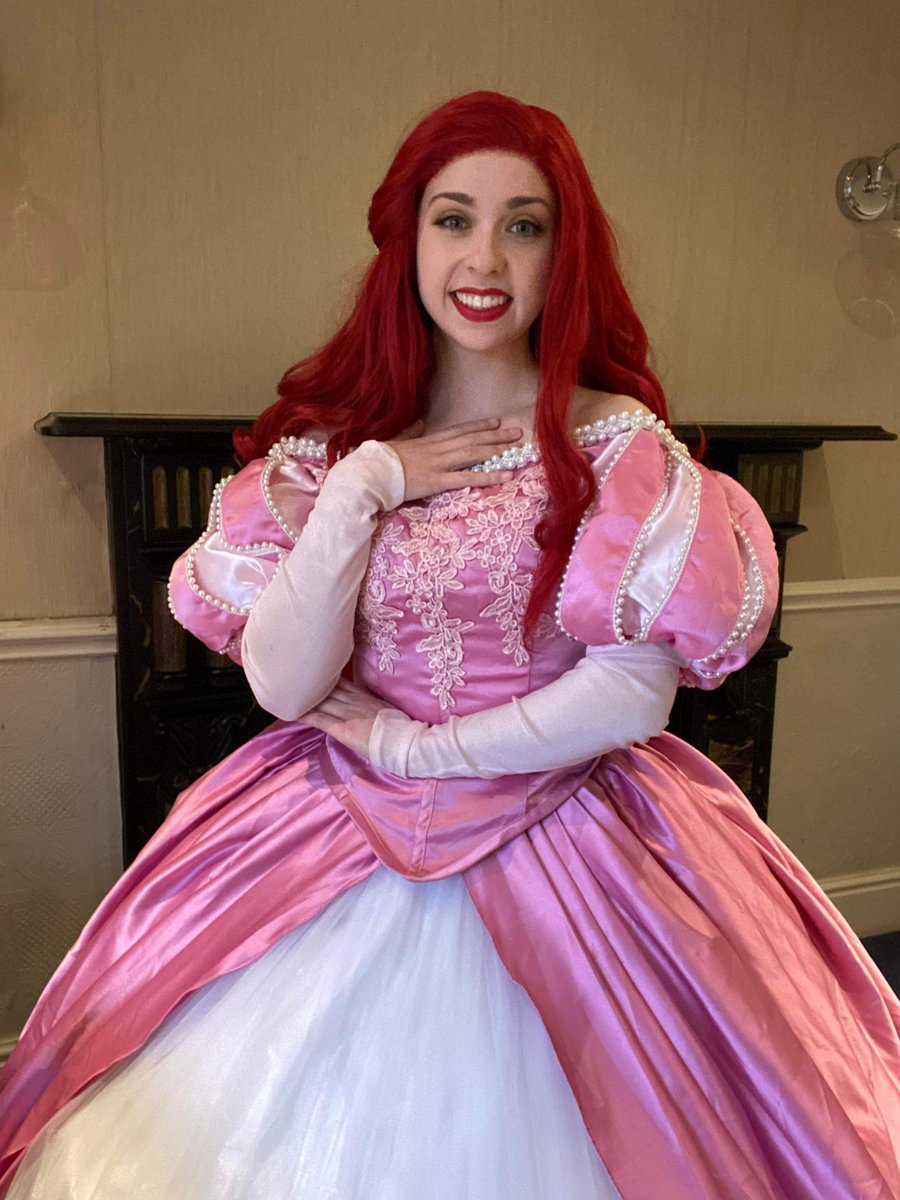 PartionP's tweet image. It’s been all about the Snow Queen so far this Winter, but the mermaid princess finally got to debut her new ballgown today 💖
Ond y Frenhines Eira sydd ‘di bod yn neud partïon yn ddiweddar ond heddiw cafodd y dywysoges môr-forwyn y siawns i fynd i barti yn ei ballgown newydd💖