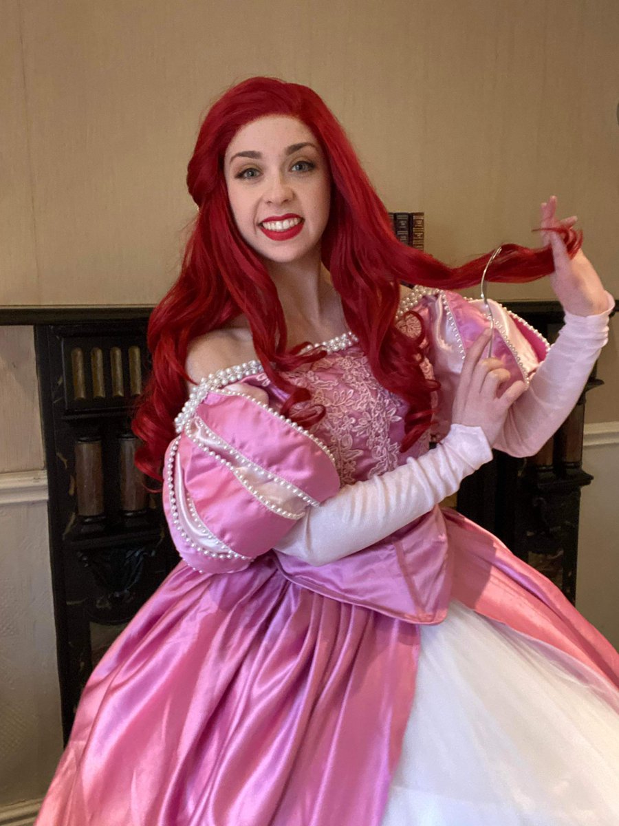 PartionP's tweet image. It’s been all about the Snow Queen so far this Winter, but the mermaid princess finally got to debut her new ballgown today 💖
Ond y Frenhines Eira sydd ‘di bod yn neud partïon yn ddiweddar ond heddiw cafodd y dywysoges môr-forwyn y siawns i fynd i barti yn ei ballgown newydd💖