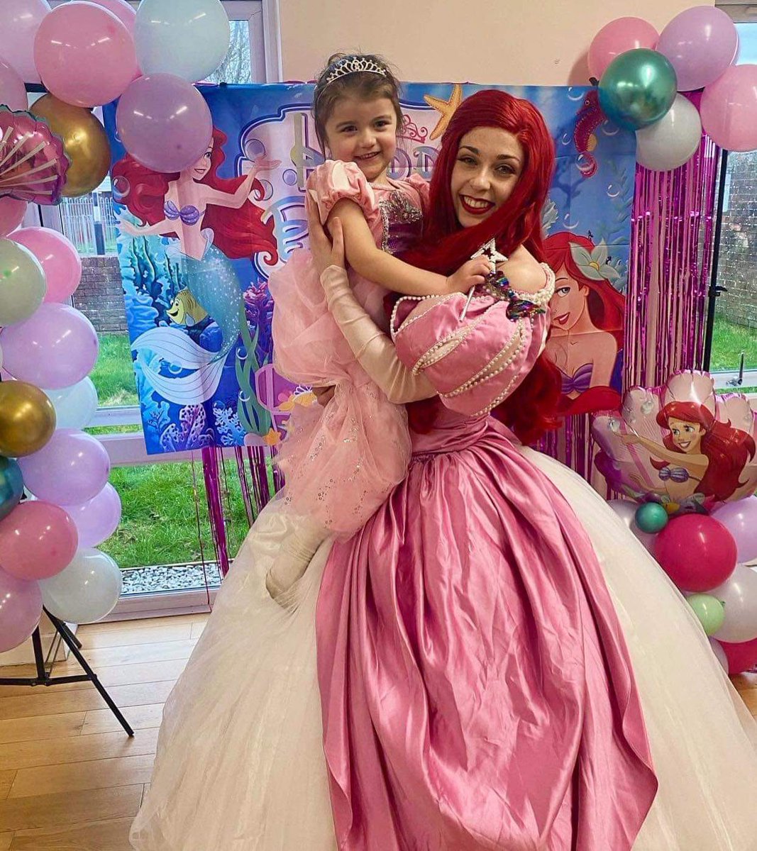 PartionP's tweet image. It’s been all about the Snow Queen so far this Winter, but the mermaid princess finally got to debut her new ballgown today 💖
Ond y Frenhines Eira sydd ‘di bod yn neud partïon yn ddiweddar ond heddiw cafodd y dywysoges môr-forwyn y siawns i fynd i barti yn ei ballgown newydd💖