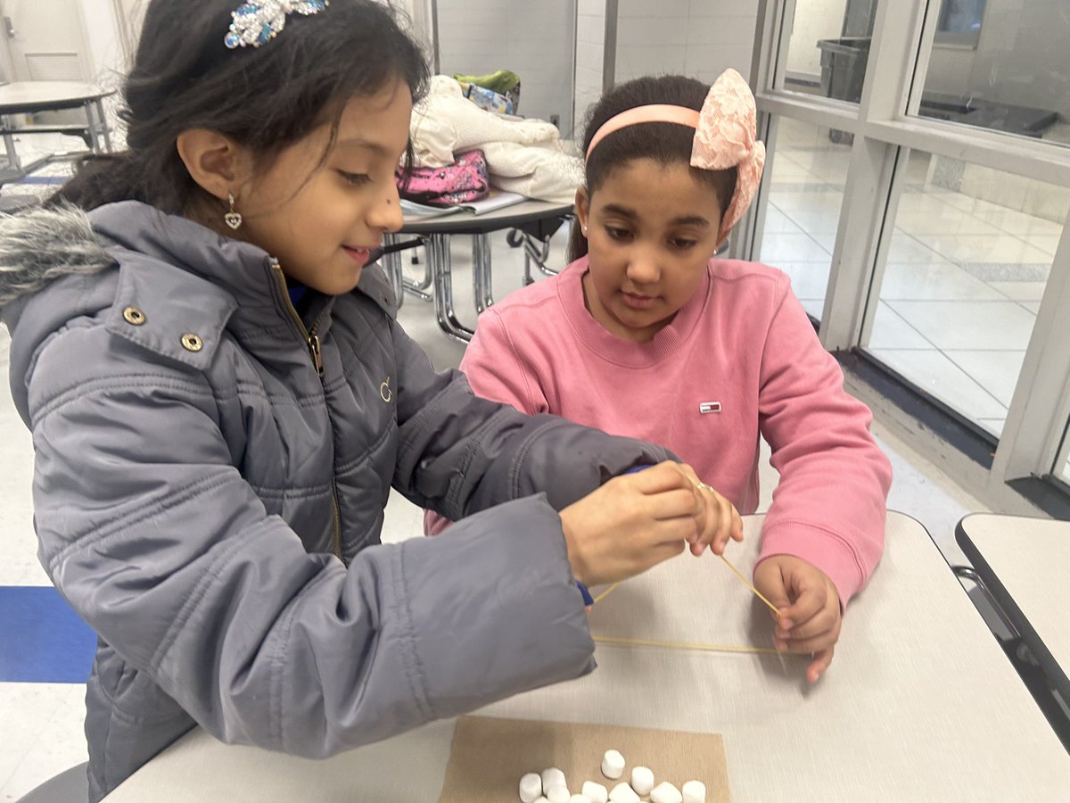 PS46BX's tweet photo. The Girl Scouts are working together to build a spaghetti tower.  They are learning about structures. @CSD10Bronx https://t.co/SmGTXwNxf6