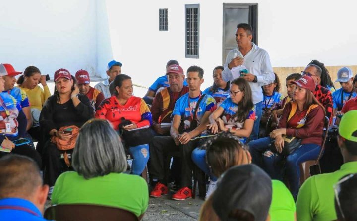 #Aragua | Desde los espacios del Comando del PSUV, ubicado en el municipio Girardot se desarrolló la Asamblea Territorial del Estado Mayor de Alimentación con las 7 Transformaciones, participó el Diputado Ricardo Molina.

#AlimentaciónDebateLas7T
#VivaElPuebloCultor