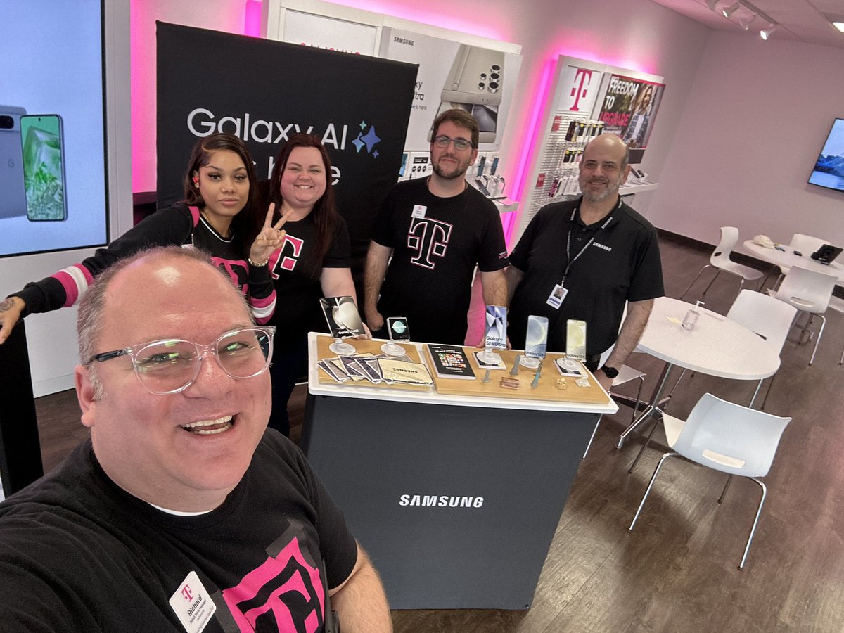Hanging with our <a href="/SamsungMobileUS/">Samsung Mobile US</a> rep - talking about A.I. and showing the new line of S24 <a href="/_LindaLarsen/">Linda Larsen</a> <a href="/StephenJamesA/">Stephen Armstrong</a>