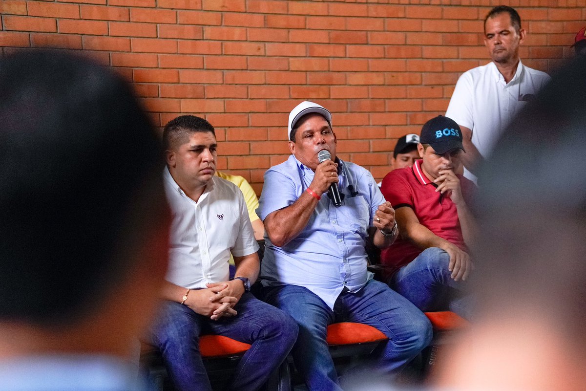UNGRD's tweet photo. @olmedolopezm @infopresidencia “Ustedes director y subdirector Manejo de Desastres #UNGRD @olmedolopezm y @PinillaSneyder, harán parte de la historia de Colombia porque escucharon a los campesinos” indicó alcalde #Guaranda https://t.co/MUzyxBEJMS
