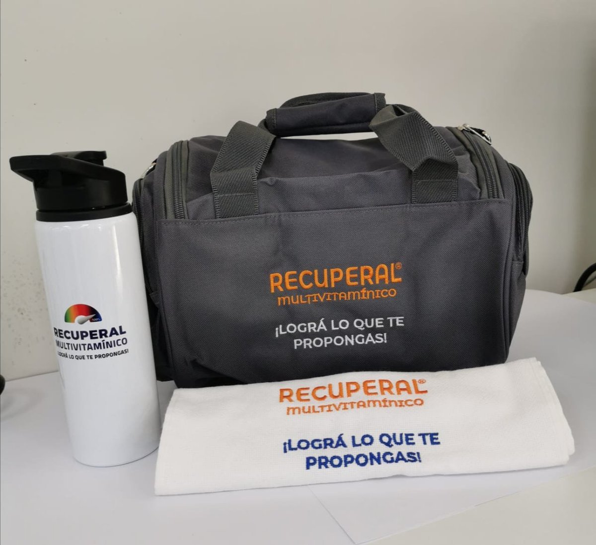 FALG1080am's tweet photo. Hoy en la previa del super clásico entre Olimpia y Cerro Porteño estaremos regalando estos premios de #RECUPERAL gentileza de #FAPASA.
Dos kits deportivos que incluyen un bolso, un hoppie y una toallita y Dos kits de Terere.

📻 #AM1080 https://t.co/9NIu10ULAD