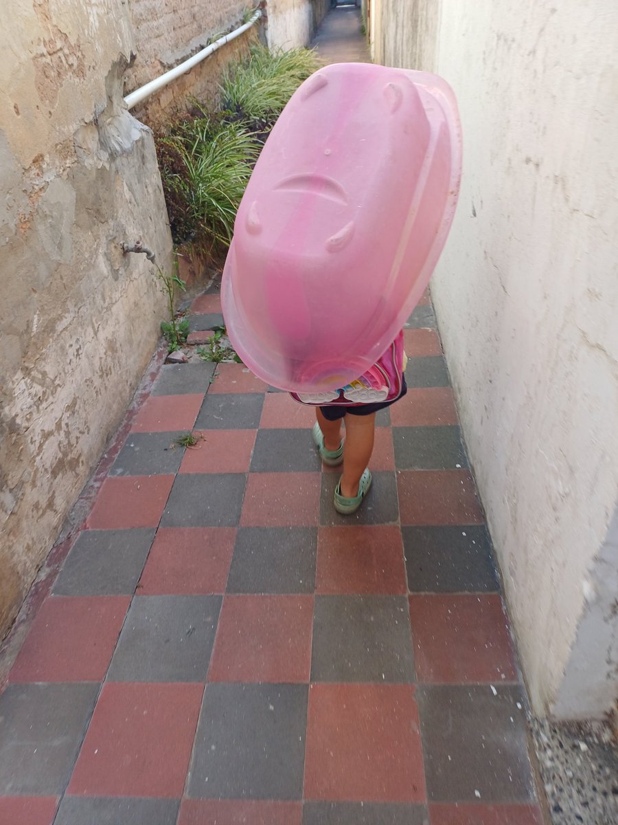 JimeCapri's tweet photo. Mirá @ABSAOficial, así nos tenemos que ir a bañar a otro lado porque en casa sería novedad que haya agua lpqtp! Ah, pero para mandar varias facturas juntas... https://t.co/kf9UB6YITj