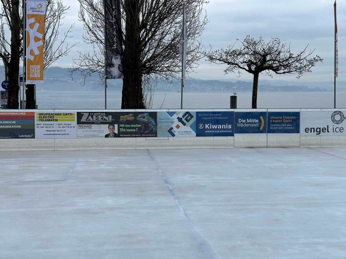 UferiniNein's tweet photo. In Wädenswil gibt es ein Eisfeld für die Bevölkerung direkt am See. Bilder sind aus Horgen, Wädenswil und Au. Bereits heute gibt es viele öffentliche Zugänge zum See- die teure Uferinitiative braucht es nicht.
#Züriseegnüsse
#Uferinitiativenein https://t.co/wtWMQcy5Zu