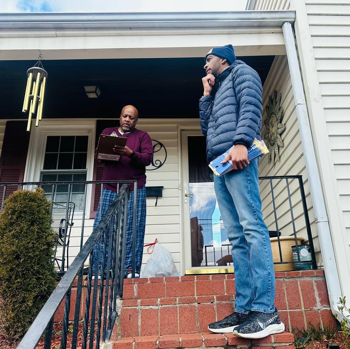 BatchelorforDC's tweet photo. What’s up, Bellevue!
That “beautiful view” (in French) sits at the top of the highest hills and stairs in #Ward8, but it’s well worth the climb to see your beautiful faces!
Thanks for signing our petition and committing to help build #OneWard8 together! https://t.co/nB67VblQvb