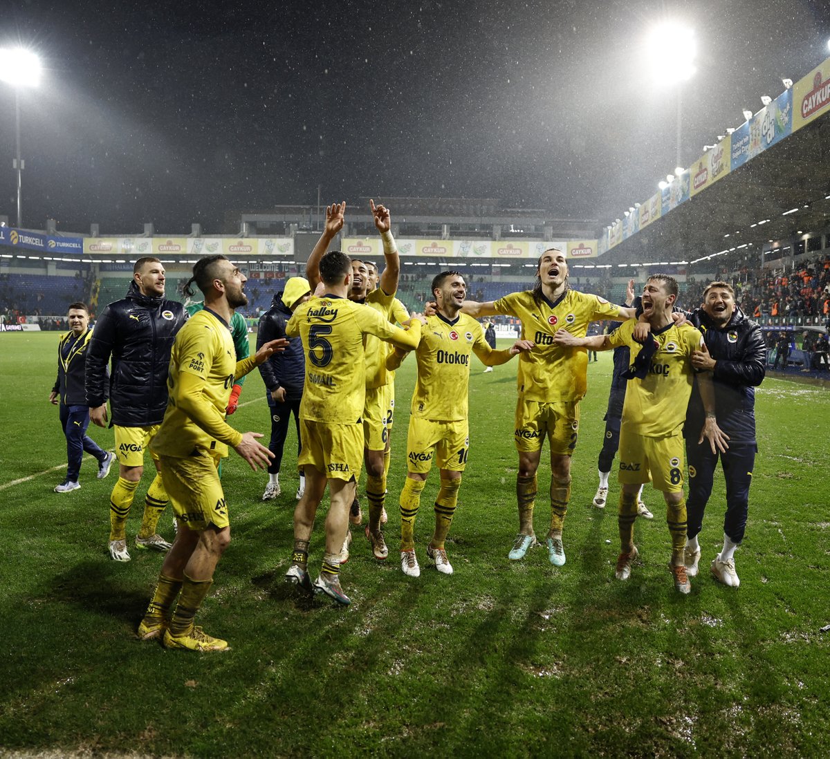 Fenerbahce's tweet photo. 🌧️ Beraber ıslandık yağan yağmurda! 🫶 https://t.co/yvsSshdef1