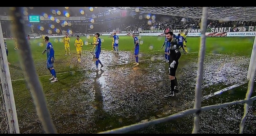 Bu sahada maç oynanmaz dedik,Siz kaşındınız.kudurunnnn