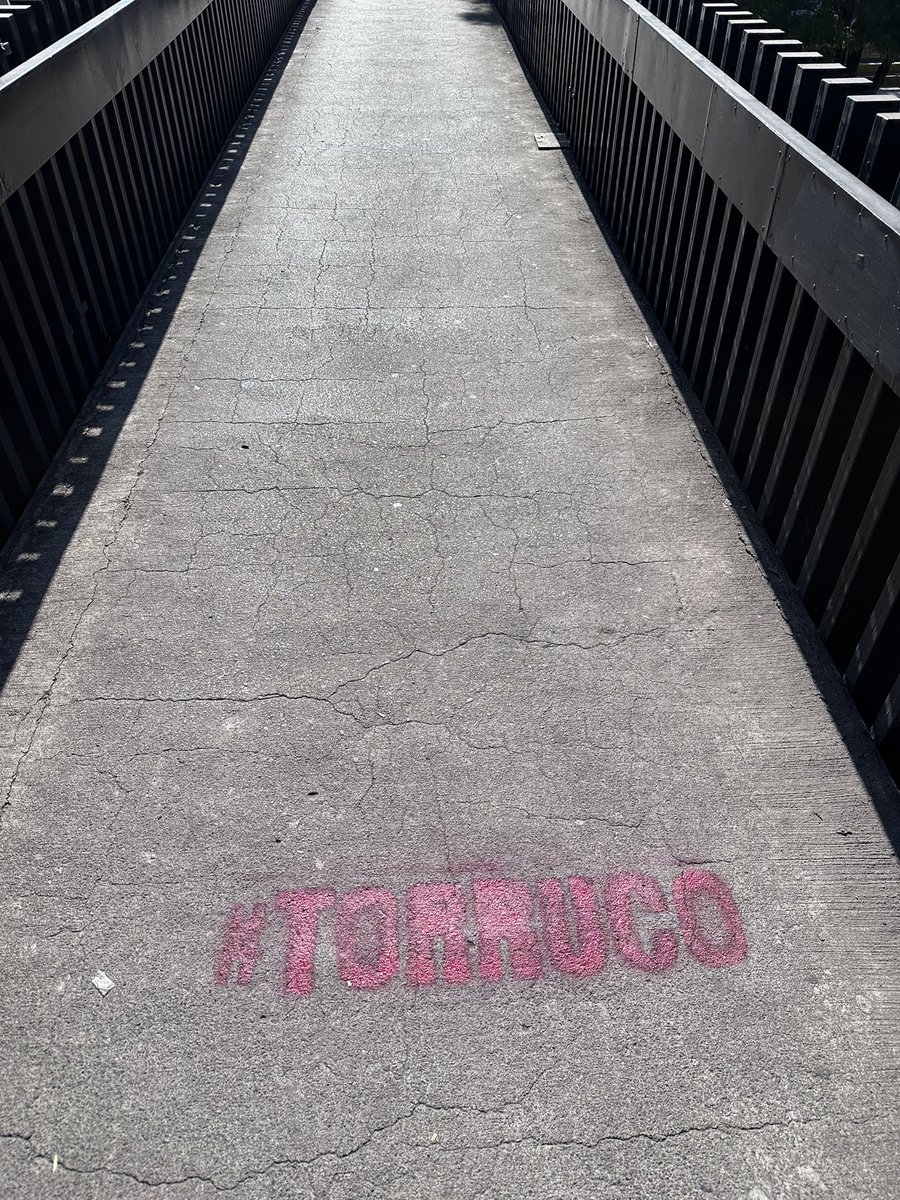 @MiguelTorrucoG a esto le llamo vandalizar la vía pública, si no fue ustedes fue gente que lo representa! Fotografías tomadas el 16/02/24 en el puente peatonal sobre circuito interior a la altura de plaza de las estrellas! #NarcoGobiernoAMLO #MorenaDestruyendoAMexico #MorenaMata