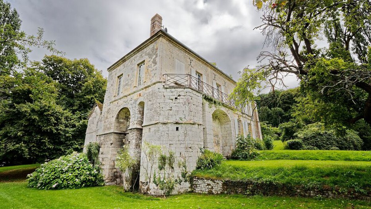 L'#abbaye oubliée de Grestain dans l’#Eure en #Normandie fut fondée au XIe siècle par Herluin de Conteville et son épouse Arlette, mère de #GuillaumeleConquérant. 
Secrète elle est nichée dans un parc arboré traversé par un ruisseau aux eaux bienfaisantes. abbaye-de-grestain.fr