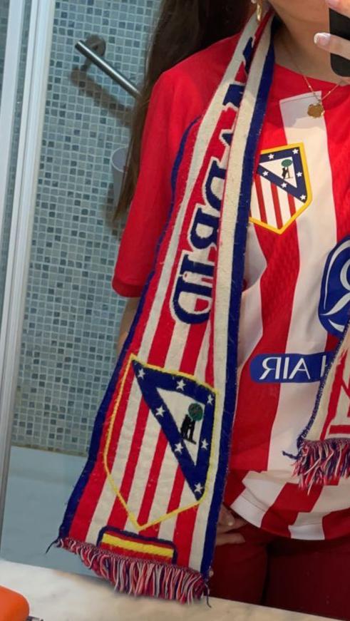 currinson (Curro Benítez) (@currinson) on Twitter photo Mi hija ha perdido hoy su bufanda. Tiene un gran valor sentimental para ella. En la grada de animación o puerta 43. No lo sabe muy bien. A ver si Twitter <a href="/Atleti/">Atlético de Madrid</a> puede echar una mano. Gracias!!!!! Mi hija ha perdido hoy su bufanda. Tiene un gran valor sentimental para ella. En la grada de animación o puerta 43. No lo sabe muy bien. A ver si Twitter <a href="/Atleti/">Atlético de Madrid</a> puede echar una mano. Gracias!!!!!