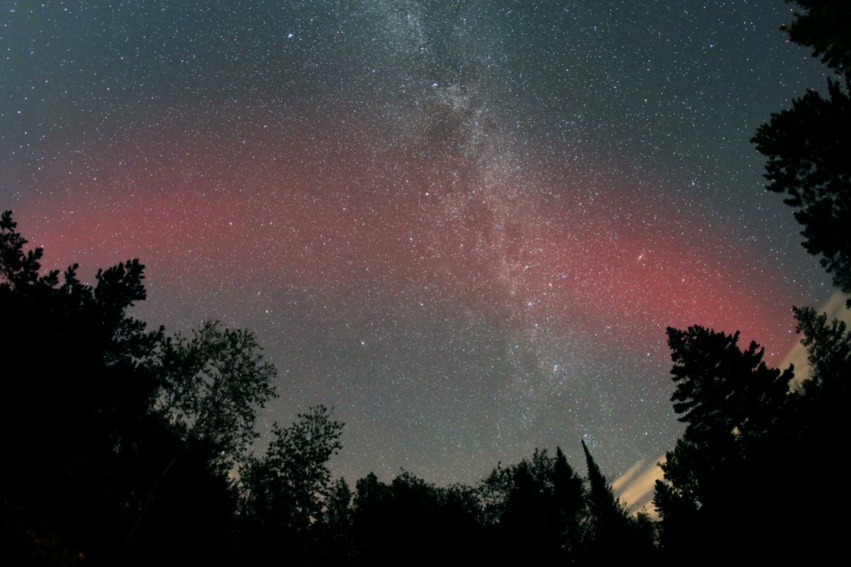 Why do auroras at lower latitudes so often appear red? Check out our newest blog post, written with the help of our colleague Dr. Janet Kozyra: blog.aurorasaurus.org/?p=2030 (and bring your red aurora reports to our Report-A-Thon Mar 2! bit.ly/reportspring24) Photo by @AstroBob_bk