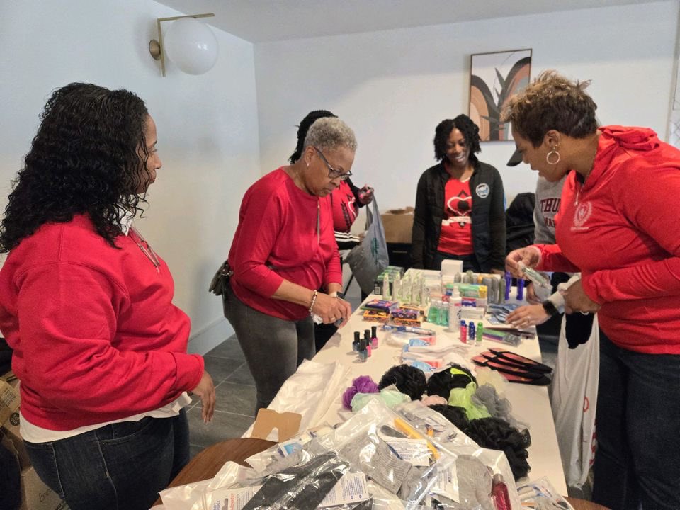 houkappasils's tweet photo. Great service opportunity today providing toiletries and conversation to the seniors at Gala @ MacGregor Senior Living Facility ♥️♥️♥️ https://t.co/Rh1hl0lUOQ