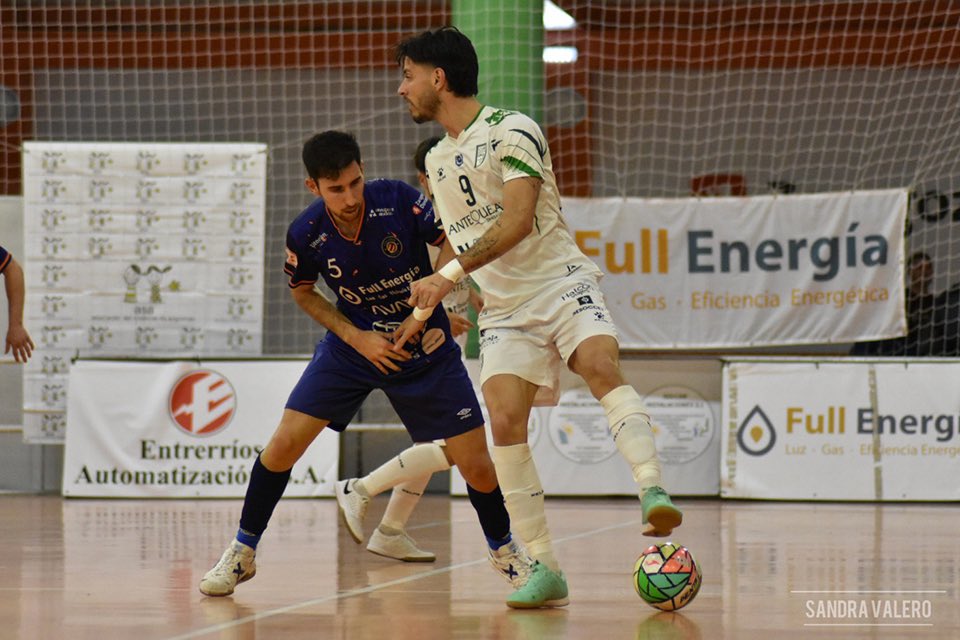 LaPenaDeportiva's tweet photo. El @UMAAntequera suma un punto en la pista del @ColoColoZaragoz, una de las visitas mas difíciles de la liga (3-3). 

⚽️: @MiguelConde_5, Burrito y @NandoTorres_4 

📸: Sandra Valero | @UMAAntequera 

#DeporteAntequerano💚 #ColoColoUMA #LNFS https://t.co/2m3J2A2sUp