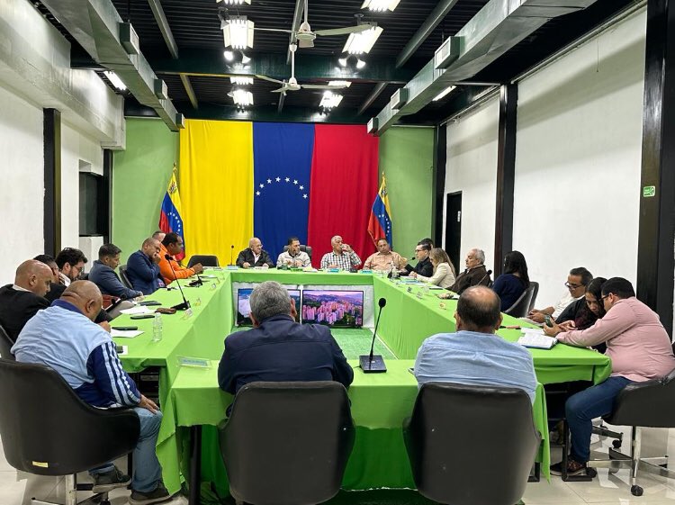 Primera reunión! 15 Partidos Políticos y esperando la incorporación de muchos más! Comprometidos con lograr un cambio en el País por la vía pacífica, democrática, cívica y electoral! Sin estridencias! Claro que se puede!