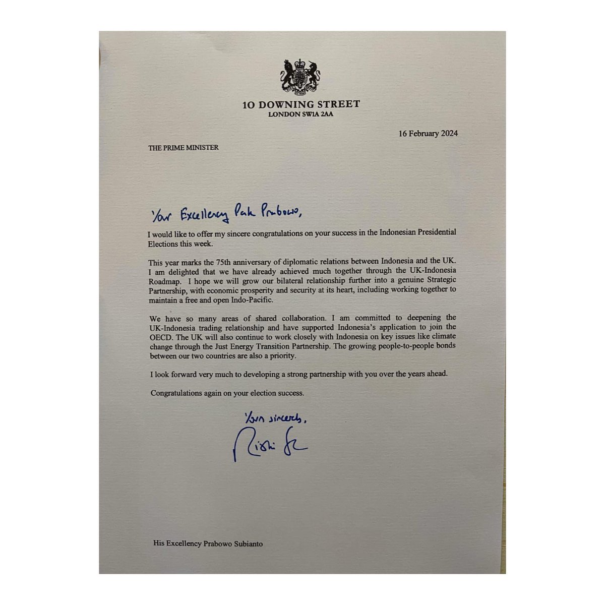 prabowo's tweet photo. I am honored to receive a congratulatory letter from the Prime Minister of the United Kingdom H. E. @RishiSunak, which was hand-delivered directly by the Ambassador of the UK H. E. @DomJermey.

My most sincere and heartfelt gratitude for the kind words. https://t.co/zBZcwamopO