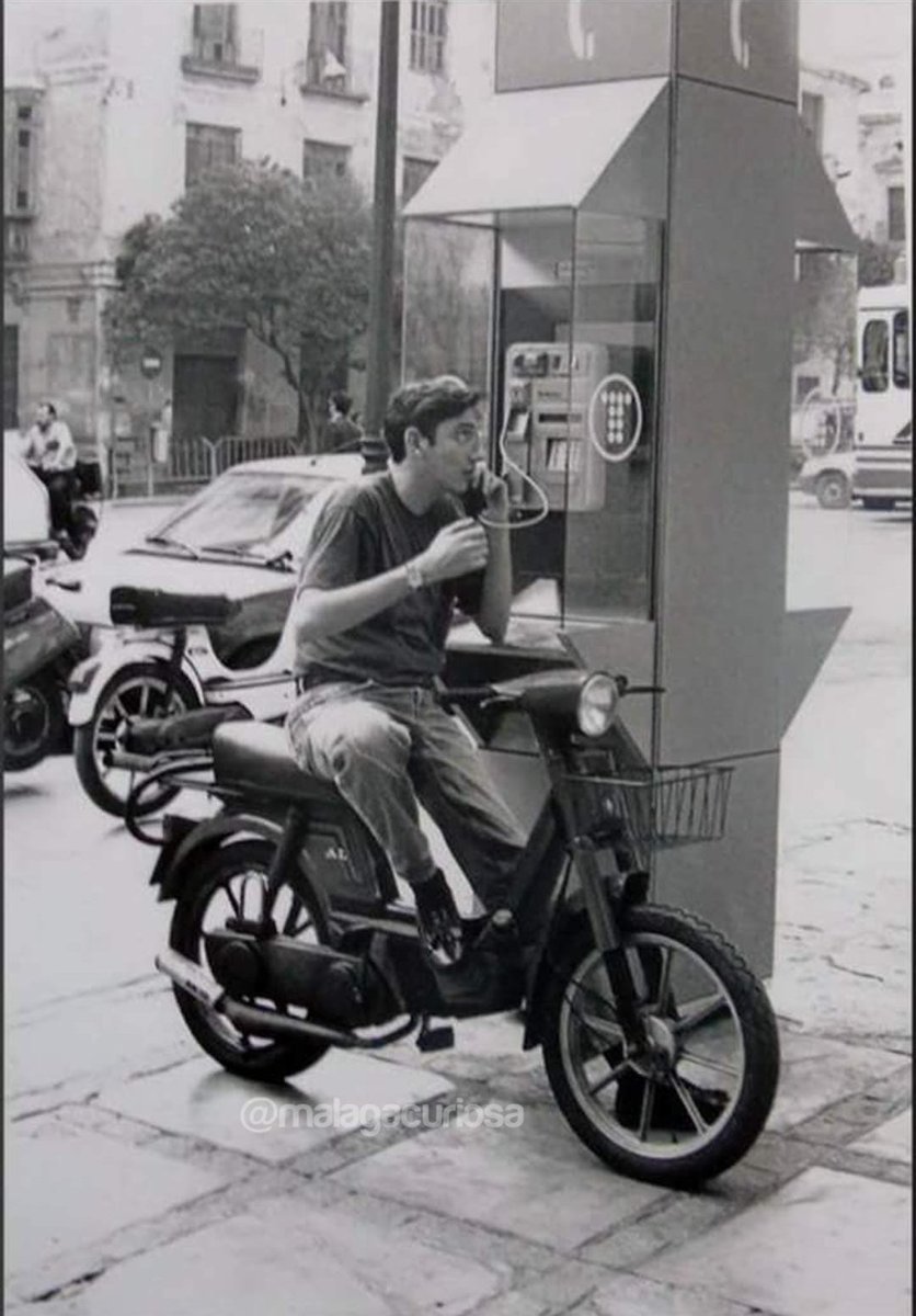 En la Málaga de los años 90, no había móviles, y ahora sabemos que éramos felices.....