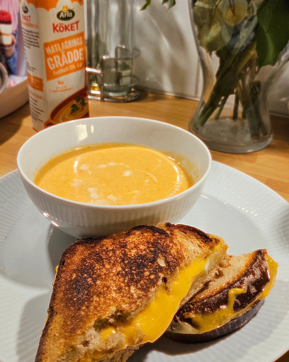 SSassy96's tweet photo. #сандревака tomato soup and grilled cheese 🫠 https://t.co/5VYdk7aR72
