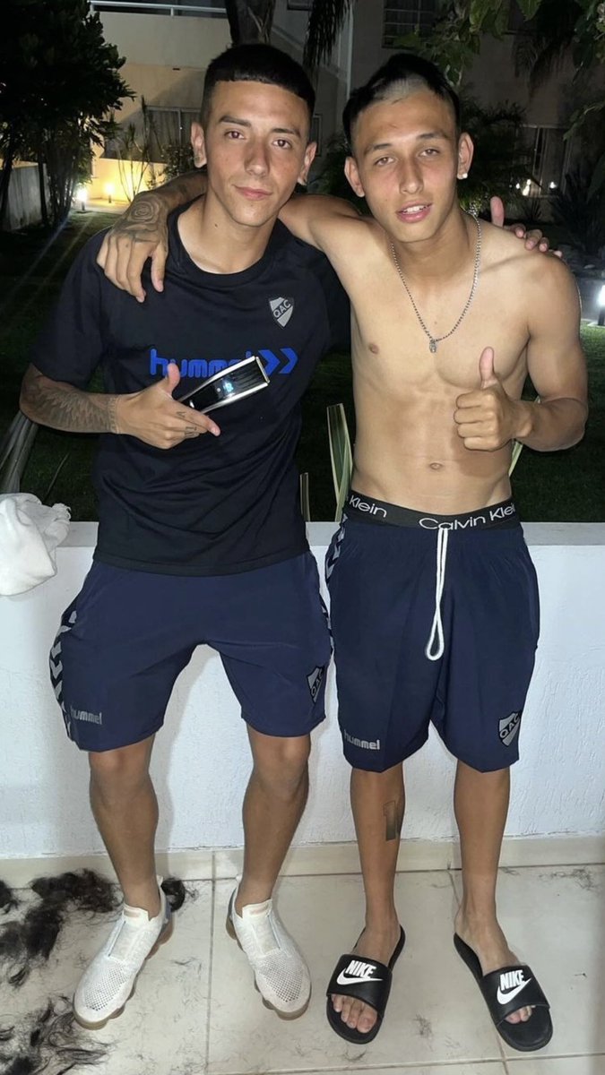 puraespumapod's tweet photo. Che, tengo dos amigos para llevar al partido.
- Dale, pero que no sean tan buenos

Los amigos: https://t.co/2LklmcIx04