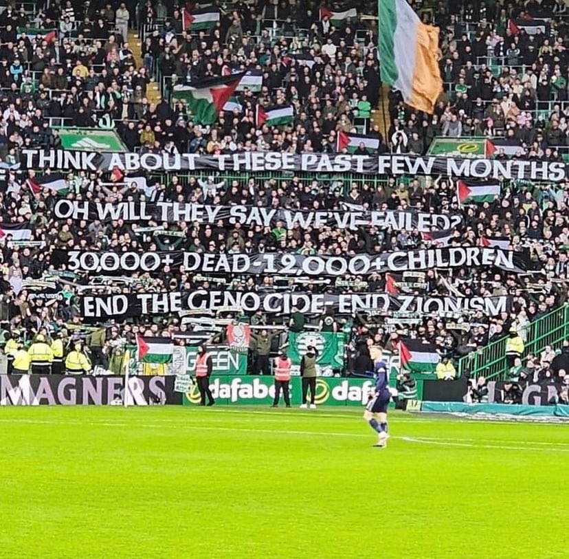 🚨🇵🇸 Les supporters du Celtic affichent une nouvelle fois leur soutien à la Palestine et aux Gazaouis :

« Plus de 30 000 morts, dont plus de 12 000 enfants. Mettez fin au génocide. Mettez fin au sionisme. » ✊🏽