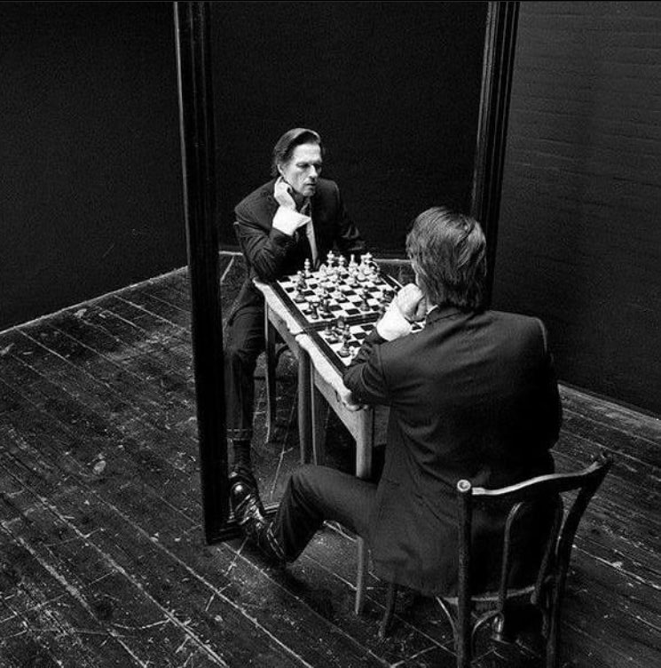 Kendi kötün ile iyini kendine sağlayabilir misin,kendi istemini bir yasa olarak kendi üstüne asabilir misin ?
Kendi kendinin yargıcı olabilir misin, ve kendi yasanın öç alıcısı ?
Korkunçtur, kendi yasasının yargıcı ve öç alıcısıyla yalnız kalmak…

Böyle söyledi Zerdüşt