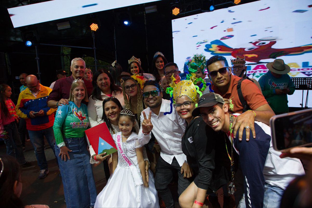 Otorgamos en esta premiación Menciones Especiales a diferentes equipos, en reconocimiento a su empeño en la elaboración de sus creaciones, que le dieron tanta vistosidad al desfile de los Carnavales Turísticos Internacionales Caracas Feliz 2024.

¡Felicidades!
#VivaElPuebloCultor