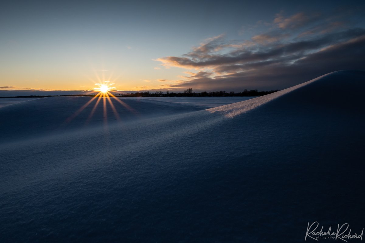 Pretty little sunset over the mound of snow, looks like a mountain. #sunsetsofcanada #shareyourweather #lakescugog #thephotohour #sunshine #kawarthalakes @KMacTWN instagram.com/rachelle_richa…