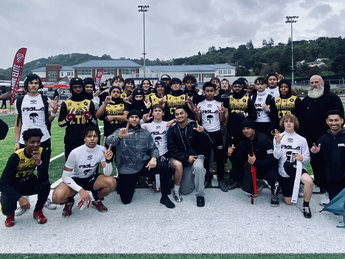 richie_beltram_'s tweet photo. The @lhslionsfb boys from CTB and PALA 7on7 getting together for a quick photo 🤜🤛 https://t.co/7kNKherHuT