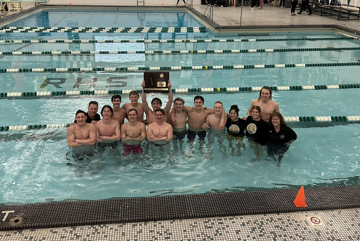 Your 2024 IHSA Diving and Swimming Sectional champions. The streaks were great in the pool and represented us well. #streaksnation