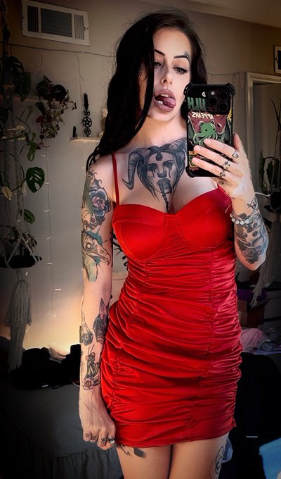 Ignore my messy room. I had to try on fifteen outfits before settling on the first one I tried on 😅 https://t<a href="/tag/mvsales"class="tags"><span>#mvsales</span></a>