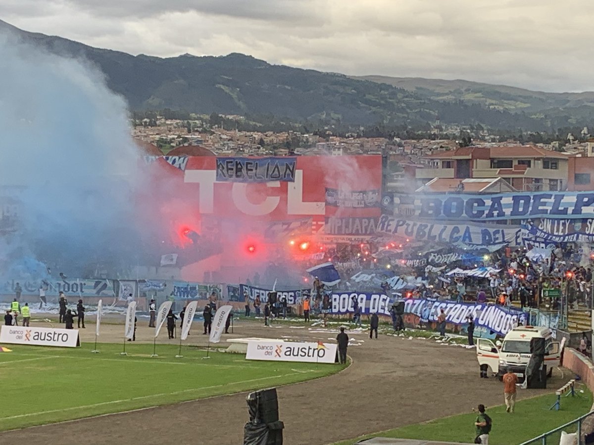 Bombillismo3's tweet image. La Explosión Azul en Cuenca 🔵⚡️

Emelec metió 7 mil hinchas en otra ciudad. Algo que pocos equipos pueden lograr en este país. Es dificil preparar algo así en una semana pero al final se dio, con una cancha en pésimo estado.

💙 Emelec es una fiesta ⚡️

#Emelec #ExplosiónAzul