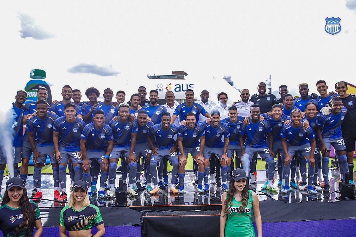 Bombillismo3's tweet image. La Explosión Azul en Cuenca 🔵⚡️

Emelec metió 7 mil hinchas en otra ciudad. Algo que pocos equipos pueden lograr en este país. Es dificil preparar algo así en una semana pero al final se dio, con una cancha en pésimo estado.

💙 Emelec es una fiesta ⚡️

#Emelec #ExplosiónAzul