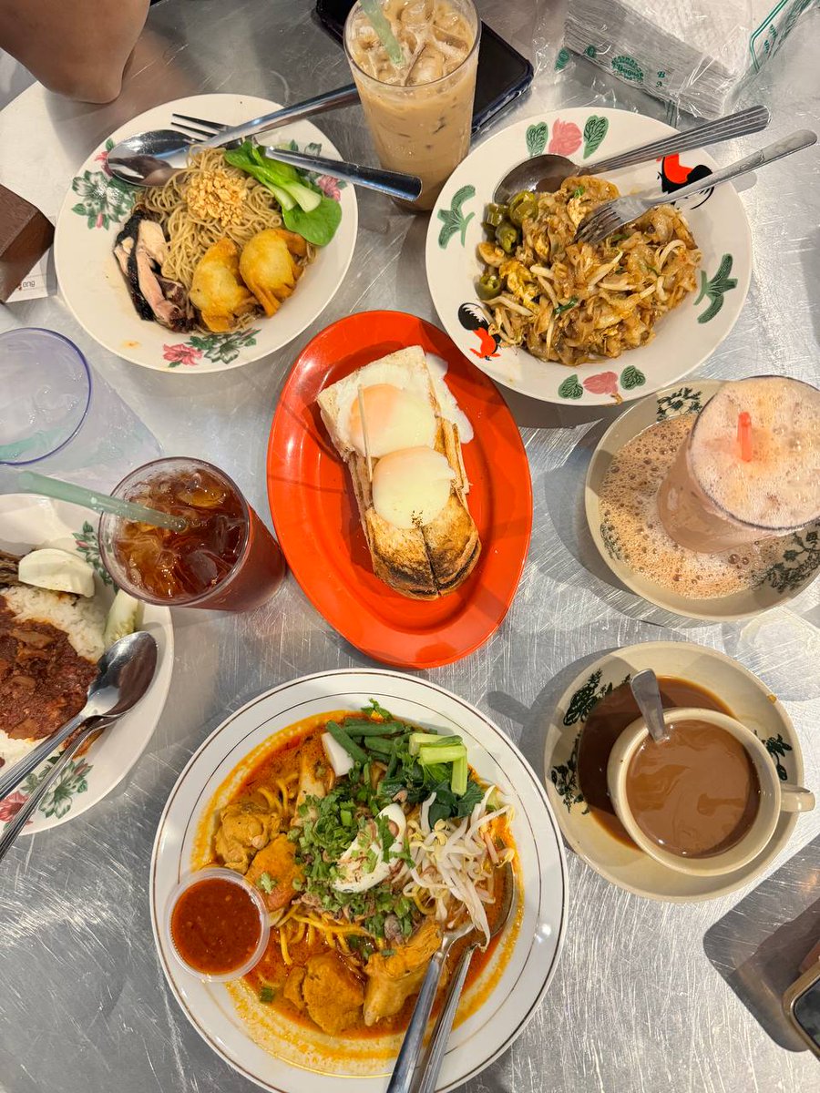 adda2644's tweet photo. Aku share kan lagi port breakfast sedap, murah, puas hati &amp; halalan toyyiban kat Georgetown, Pulau Pinang.

📍Makan Pagi Oleh Chef Fizzy.
266 Jalan Dr Lim Chwee Leong,
10100 Georgetown, Pulau Pinang.

Buka setiap hari. (7am - 2pm)

Char kue teow Chinese tu sdp amat ye!! 🤤 https://t.co/mnkKJidsRm