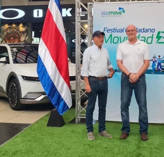 Saludando al vicepresidente de la República de #CostaRica <a href="/_stephanbrunner/">stephan_brunner</a> en la feria de la electromovilidad 2024.

Nuestro país tiene mucho avance en el transporte eléctrico. 

Pura vida ! 🇨🇷
#CostaRica
<a href="/presidenciacr/">Presidencia de la República 🇨🇷</a>
<a href="/lopezescarre/">Antonio LópezEscarre</a>
<a href="/FedeCAMARASCR/">FedeCÁMARASCostaRica El Orgullo de ser Empresarios</a>