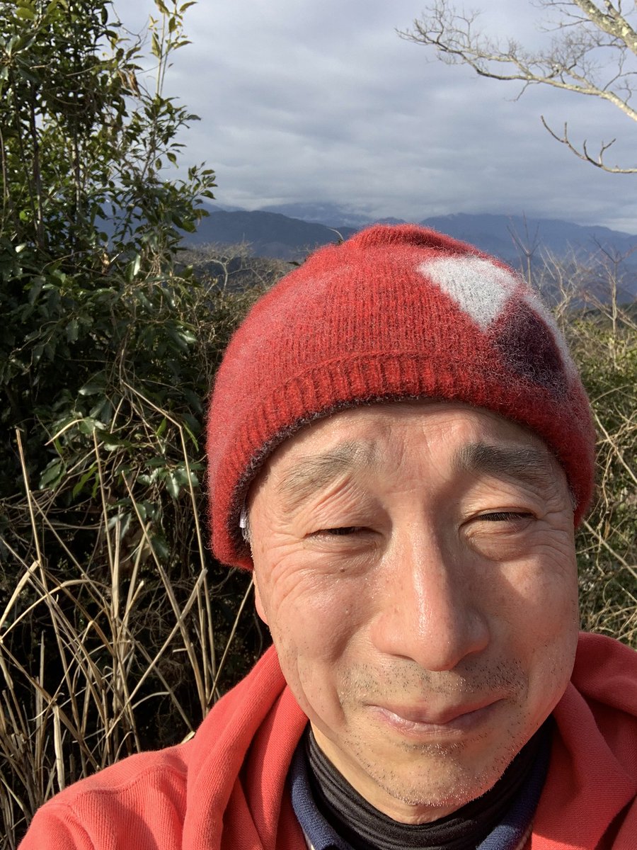 NaoyaAkai's tweet photo. 今朝の東京は少し暖かくてユニクロパーカーだけで大丈夫な感じ☘️ 春季節は変わるし気分も変わりますが、冬眠のクマさんたちにはどうか暫く冬眠続けてて欲しいものです、安らかに🧸　
今日の富士山は雲に隠れてビューはお預けでした🏔️😭　またの機会をお楽しみに💕

#高尾山
#富士山ビューお預け https://t.co/3Ifj0kz8q9