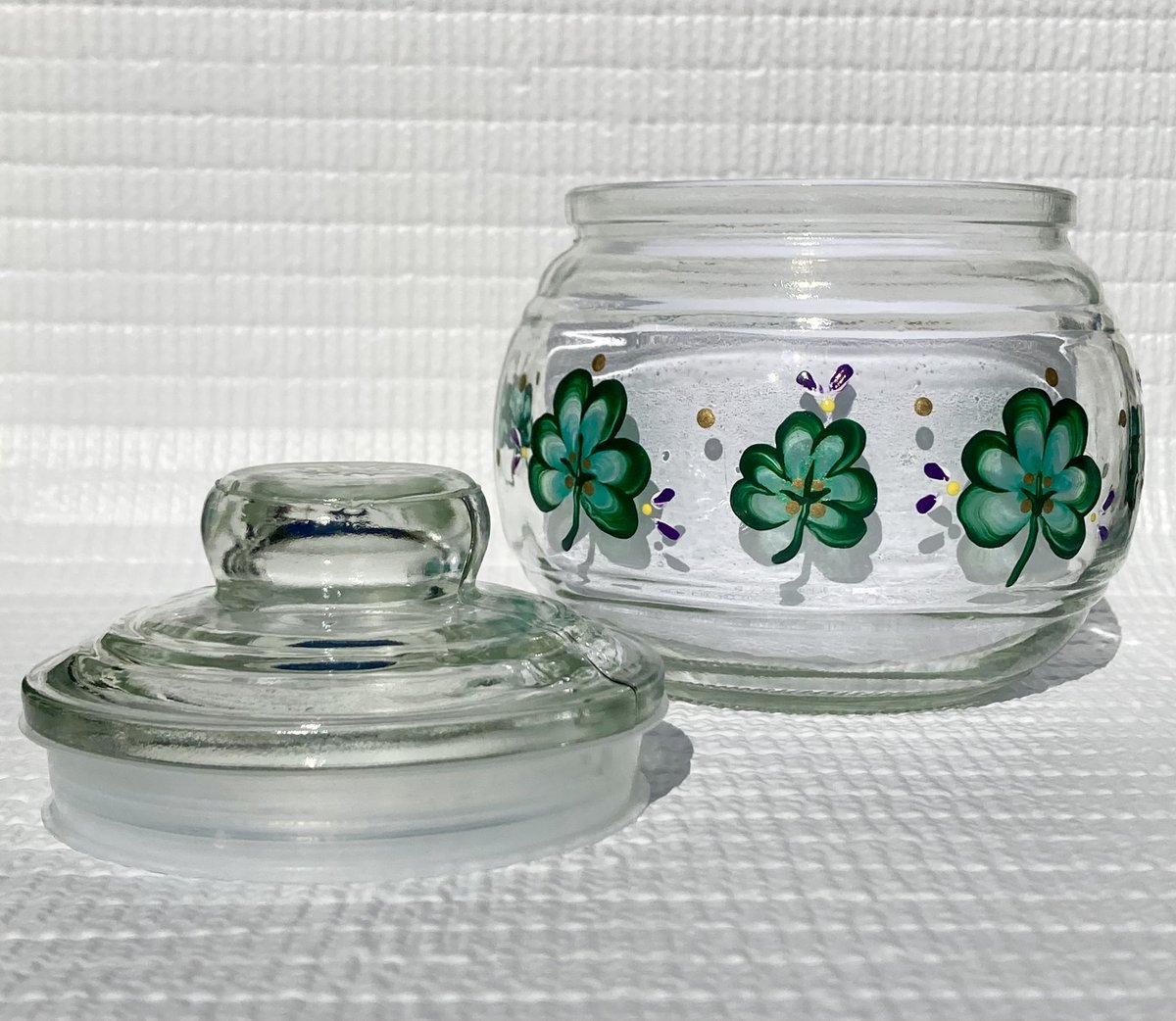 LPaintitpretty's tweet photo. Shamrock sugar bowl https://t.co/SccfeJTK27 #shamrocks #sugarbowl #StPatricksDay #SMILEtt23 #CraftBizParty #homedecor #irishdecor #etsy #etsyhandmade https://t.co/qZvVsy6gtb