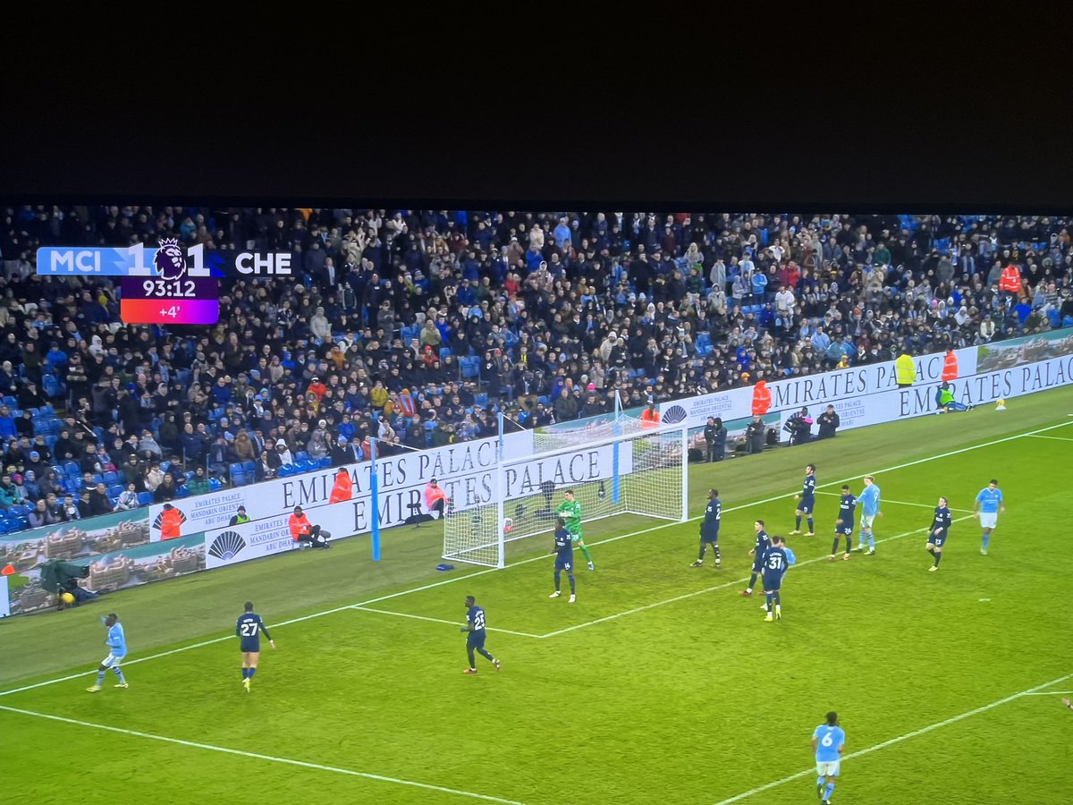 thun_iin's tweet photo. Why are City fans rushing home? Even though the team had a chance to win. #ManCity #Chelsea https://t.co/xbXNTzmp92
