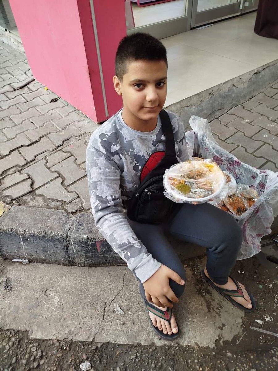 هذا الملاك يم سيد الحليب يبيع دولمة تجنن طيبة وحارة الماعون بالفين الي يكدر لايقصر وياه مادام يشتغل عفية عليه