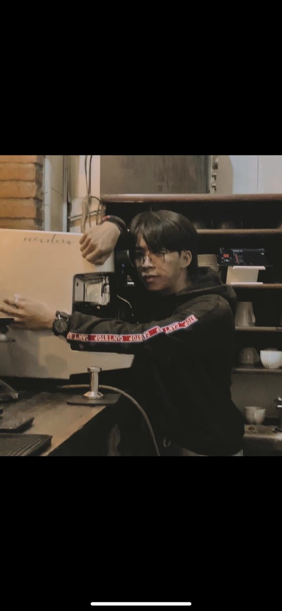 gak ada yang bisa dipeluk selain mesin kopi.