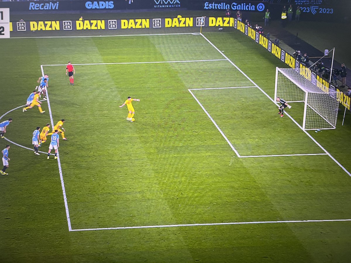 AlbertOrtegaES1's tweet photo. El árbitro del Celta-Barça manda repetir el penalti de Lewandowski porque Guaita se adelanta, pero no pita la paradinha de Lewandowski que es lo que provoca que Guaita se adelante ni señala que Raphinha está dentro del área.

Tremendo. https://t.co/mmz8Y5gZZ8
